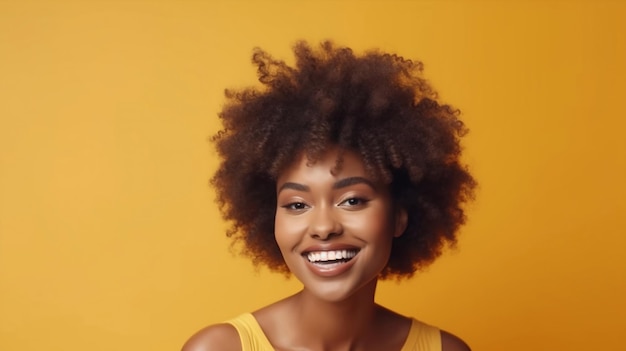 Porträt einer afroamerikanischen Frau mit einem Lächeln Gesichtskosmetik und junges Mädchenmodell mit einem lockigen Afro