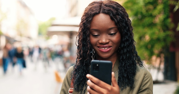 Foto porträt einer afroamerikanischen frau mit langen dunklen haaren unterwegs in den straßen der stadt während der ...