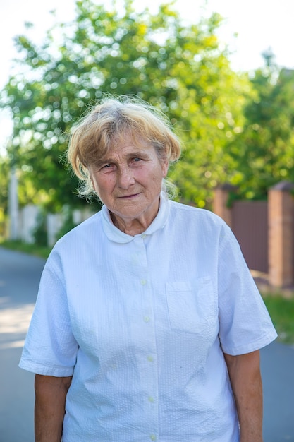 Porträt einer alten Frau auf der Straße. Selektiver Fokus.