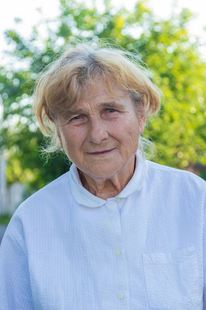 Porträt einer alten Frau auf der Straße. Selektiver Fokus.