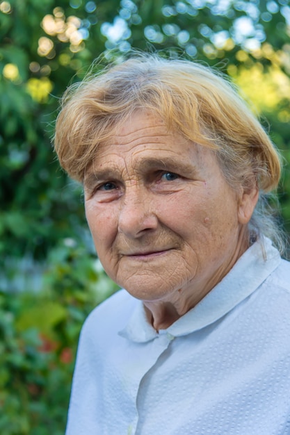 Porträt einer alten Frau auf der Straße. Selektiver Fokus.