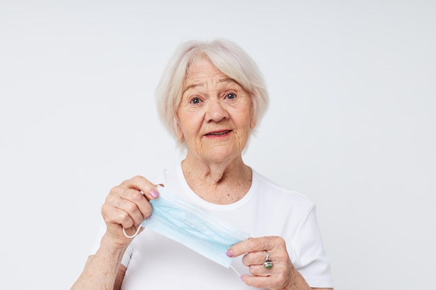 Porträt einer alten, freundlichen Frau, Gesundheit, Lebensstil, medizinische Maske, Nahaufnahme