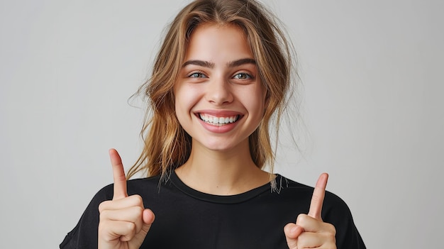 Porträt einer Amerikanerin im schwarzen T-Shirt, die zwei Zeigefinger nach oben zeigt, vor einem sauberen Hintergrund mit generativer KI im Kopierraum