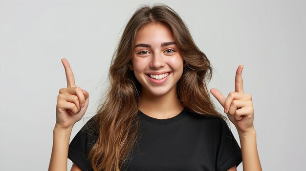 Porträt einer Amerikanerin im schwarzen T-Shirt, die zwei Zeigefinger nach oben zeigt, vor einem sauberen Hintergrund mit generativer KI im Kopierraum