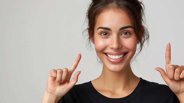 Porträt einer Amerikanerin im schwarzen T-Shirt, die zwei Zeigefinger nach oben zeigt, vor einem sauberen Hintergrund mit generativer KI im Kopierraum