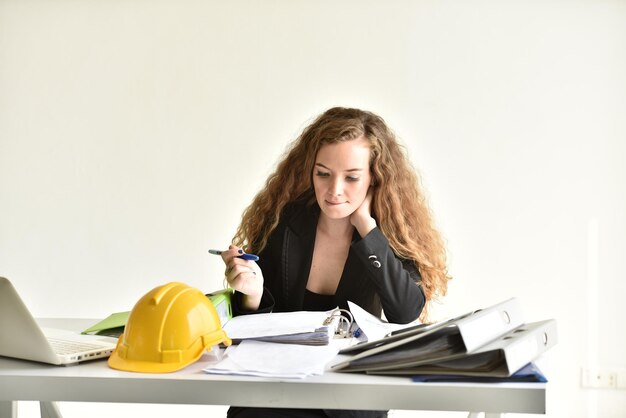 Foto porträt einer an einem tisch arbeitenden frau