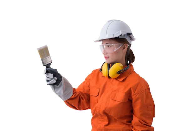 Porträt einer Arbeitnehmerin im Mechaniker Jumpsuit hält Pinsel lokalisiert auf weißem Hintergrund