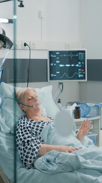 Porträt einer Arztin, die einen Patienten im Krankenhaus untersucht