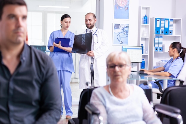 Foto porträt einer arztin, die einen patienten untersucht