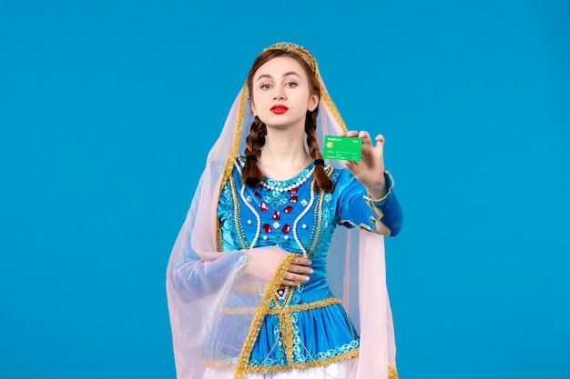 Porträt einer aserbaidschanischen Frau in traditioneller Kleidung mit Kreditkarte