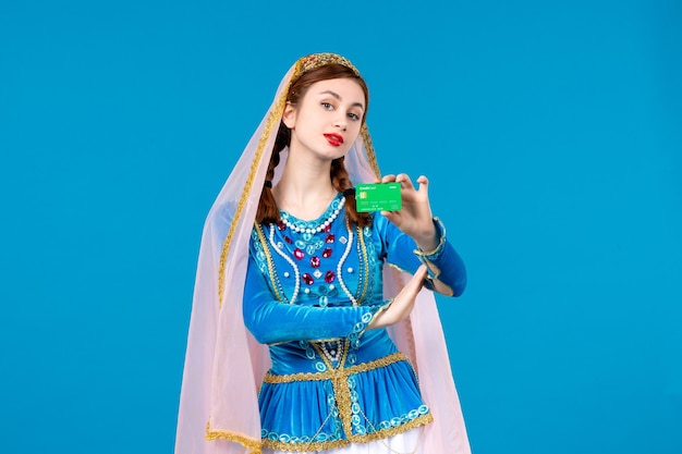 Porträt einer aserbaidschanischen Frau in traditioneller Kleidung mit Kreditkarte