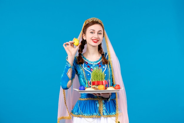Porträt einer aserbaidschanischen Frau in traditioneller Kleidung mit Xonca Blue Wall ethnischen Frühling