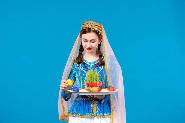 Porträt einer aserbaidschanischen Frau in traditioneller Kleidung mit Xonca Blue Wall ethnischen Novruz Frühlingstänzern