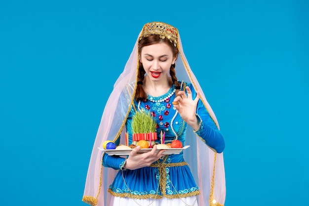 Porträt einer aserbaidschanischen Frau in traditioneller Kleidung mit xonca Blue Wall Spring Dancer Novruz ethnischen Foto