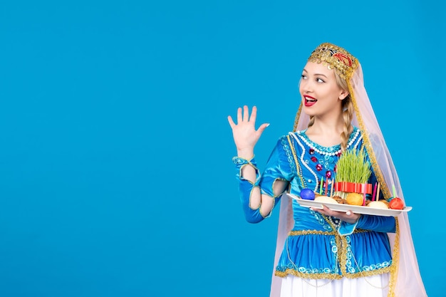 Porträt einer aserbaidschanischen Frau in traditioneller Kleidung mit Xonca Studio erschossen blauen Hintergrund Konzept ethnischen Frühling
