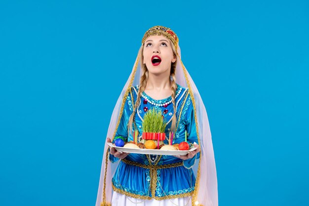 Porträt einer aserbaidschanischen Frau in traditioneller Kleidung mit Xonca Studio schoss blauen Hintergrund Novruz ethnischen Frühling Tänzer Foto