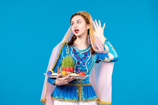 Porträt einer aserbaidschanischen Frau in traditioneller Kleidung mit Xonça