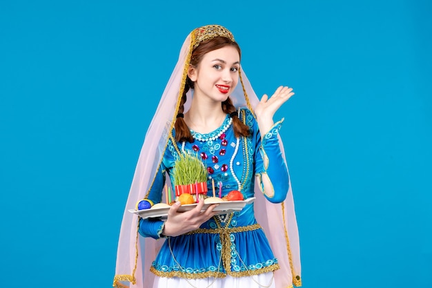 Porträt einer aserbaidschanischen Frau in traditioneller Kleidung mit Xonça