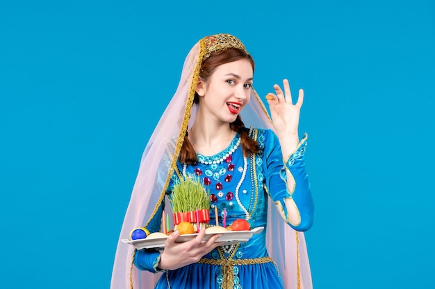 Porträt einer aserbaidschanischen Frau in traditioneller Kleidung