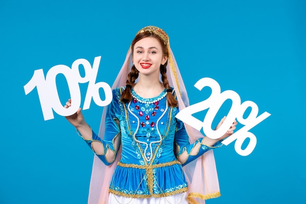 Porträt einer aserbaidschanischen Frau in traditioneller Tracht mit 10 und 20 Prozent Rabatt