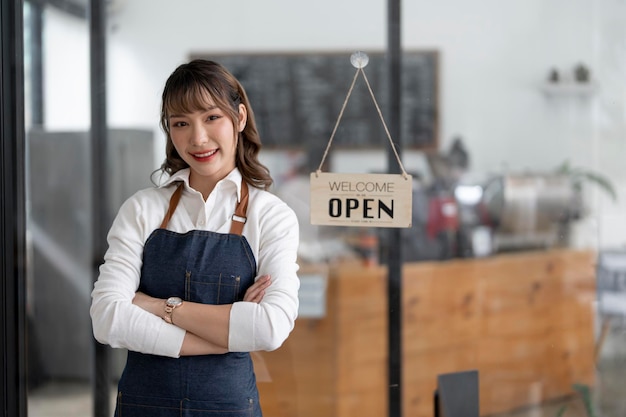Porträt einer asiatischen Barista-Café-Inhaberin KMU-Unternehmer-Verkäufer-Geschäftskonzept