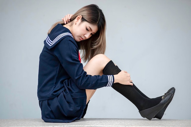 Porträt einer asiatischen Frau, die ein Studentenkleid im japanischen Stil trägt