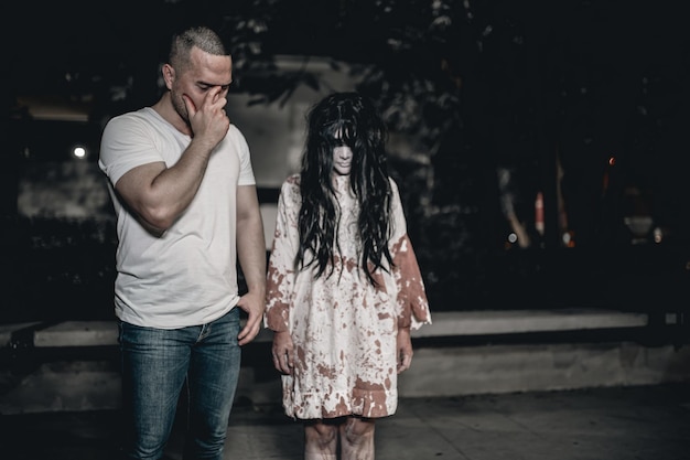 Porträt einer asiatischen Frau, die Geister bildet Gruselige Horrorszene für den HintergrundHalloween-FestivalkonzeptGhost-FilmplakatDie Seelen der mörderischen Liebhaber