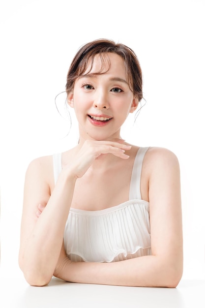 Porträt einer asiatischen Frau mit einem schönen Gesicht und einer sauberen, frischen, glatten Haut Schönes weibliches Modell mit natürlichem Make-up im Studio Kosmetologie Gesichtsbehandlung Therapie- und Spa-Konzept