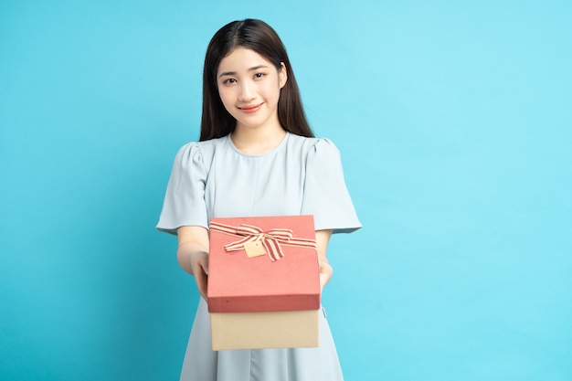 Porträt einer asiatischen Frau mit Geschenkbox