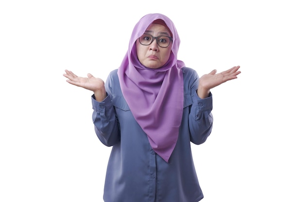 Porträt einer asiatischen muslimischen Frau, die die Schulter zuckt, Verleugnung oder ich weiß nicht, Geste, die auf Weiß isoliert ist