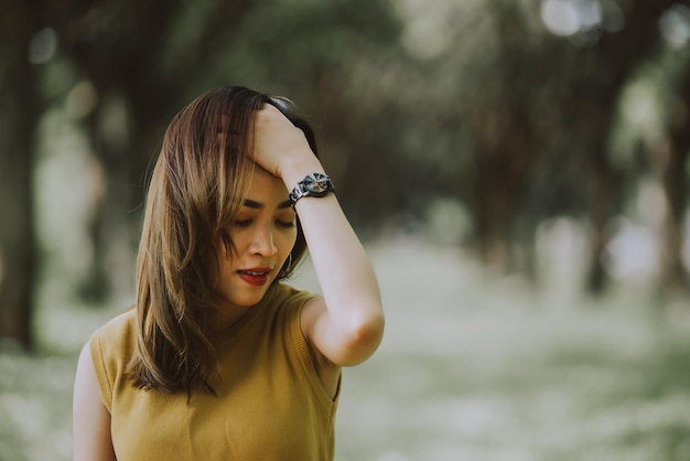 Porträt einer asiatischen traurigen Frau im Vintage-StilGebrochenes Herz-Mädchen-KonzeptDie Frau bedauert am meisten von seiner Geliebten, die eine neue Liebe hat