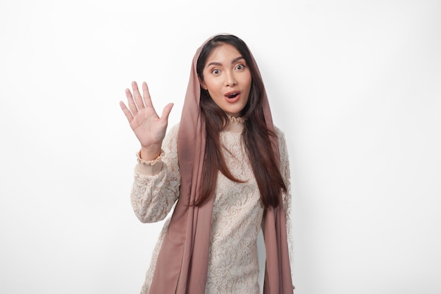 Porträt einer attraktiven asiatischen muslimischen Frau mit Schleier-Hijab, die die Nummer eins bis zehn mit einer Handgestur über einem isolierten weißen Hintergrund steht