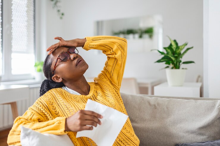 Foto porträt einer attraktiven frau, die zu hause auf einem sofa sitzt, kopfschmerzen hat, schmerzen hat und sich unwohl fühlt. verärgerte depressive frau, die auf der couch liegt und starke kopfschmerzen verspürt.