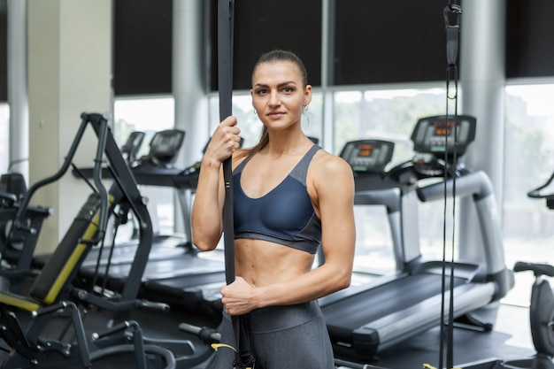 Porträt einer attraktiven jungen Fitnessfrau in Sportbekleidung im Fitnessstudio