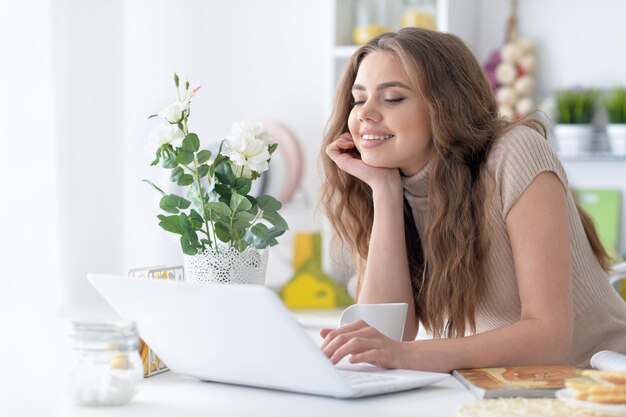 Porträt einer attraktiven jungen Frau mit Laptop