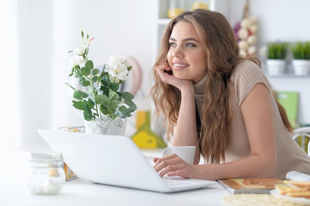 Porträt einer attraktiven jungen Frau mit Laptop