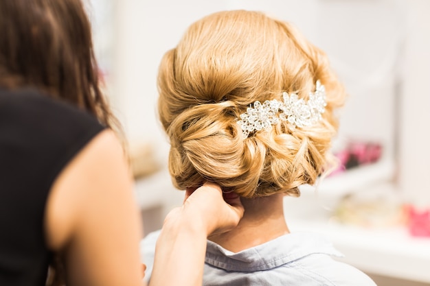 Porträt einer attraktiven jungen Frau mit schöner Frisur und stilvollem Haarschmuck, Rückansicht.