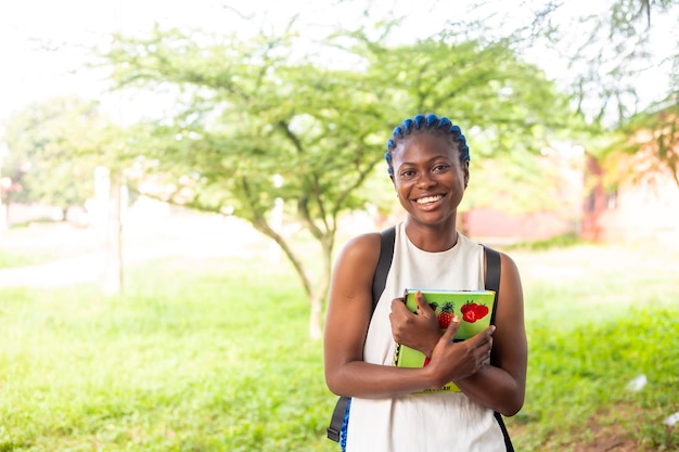 Porträt einer attraktiven süßen jungen afrikanischen Studentin