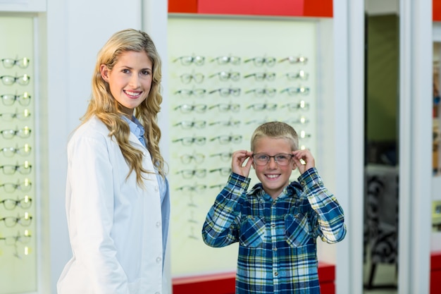 Porträt einer Augenoptikerin und einer jungen Patientin