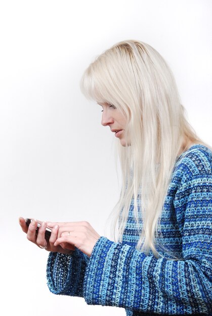 Porträt einer blonden Frau beim Telefonieren