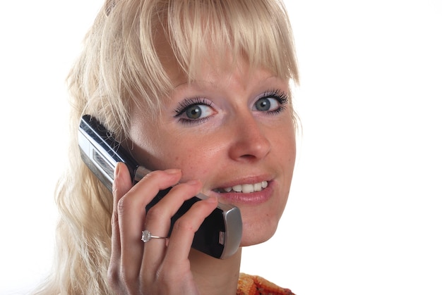 Foto porträt einer blonden frau beim telefonieren