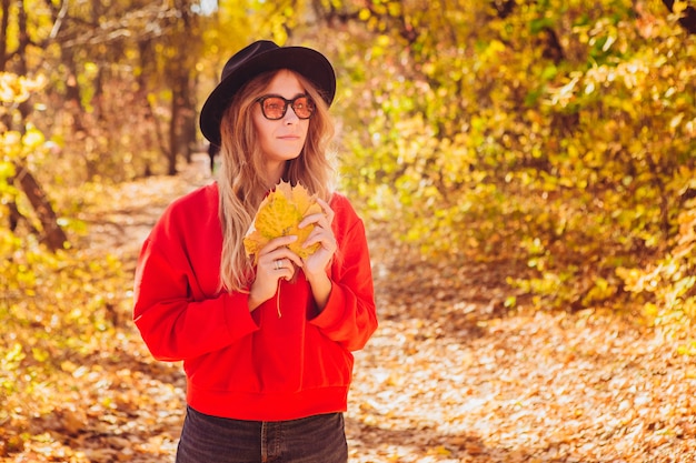 Porträt einer blonden Frau im Herbstwald