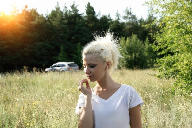 Foto porträt einer blonden frau mit perfektem haar und make-up