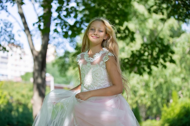 Porträt einer blonden schönen Teenagerin mit einem Blumenstrauß