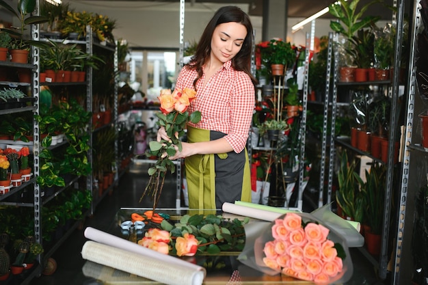 Porträt einer Blumenhändlerin in ihrem Blumenladen