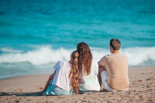 Porträt einer dreiköpfigen Familie am Strand