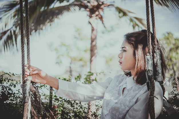 Porträt einer einsamen Frau allein in einem Feld Vintage-Filter styleshe Heartbreak von Lovesad Girl Concept auf Sunset Vintage Style