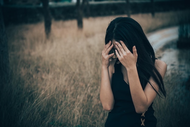 Porträt einer einsamen Frau allein in einem Feld Vintage-Filter styleshe Heartbreak von Lovesad Girl Concept auf Sunset Vintage Style