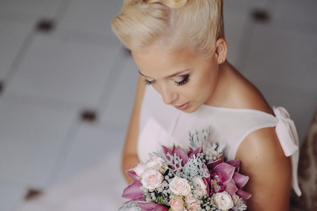 Porträt einer eleganten Mode-Modell-Mädchen-Brautblondine in einem empfindlichen Kleid