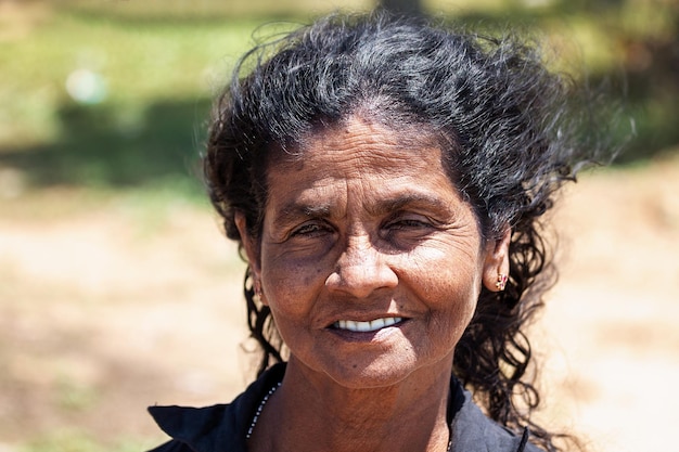 Porträt einer erwachsenen Frau aus Sri Lanka.